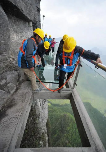 海南玻璃栈道安装的时候为什么要留孔?